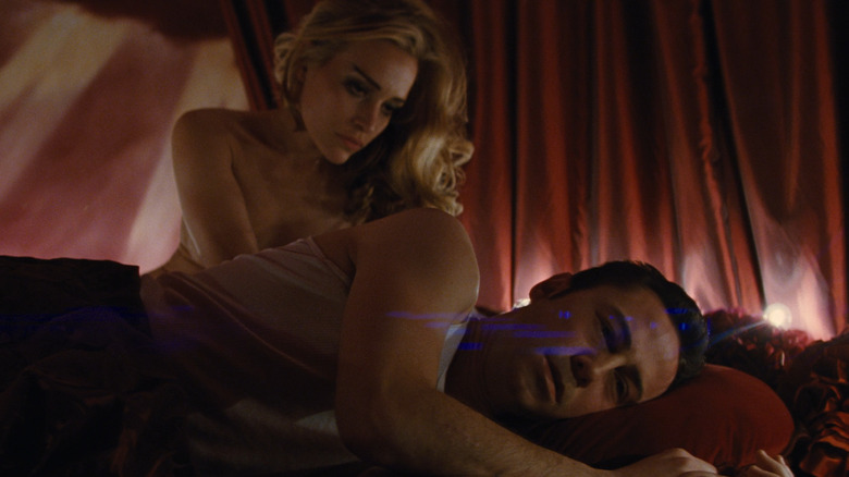 Piper Perabo and Joseph Gordon-Levitt in Looper