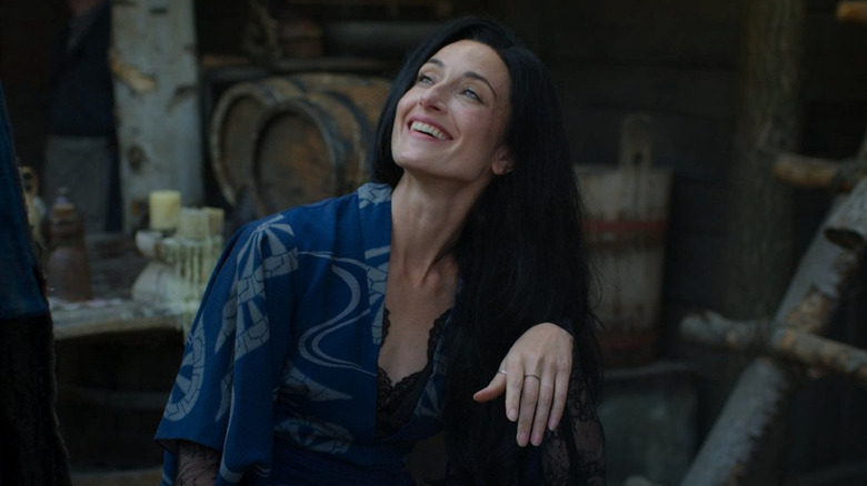 Lanfear smiling as Selene the Innkeeper