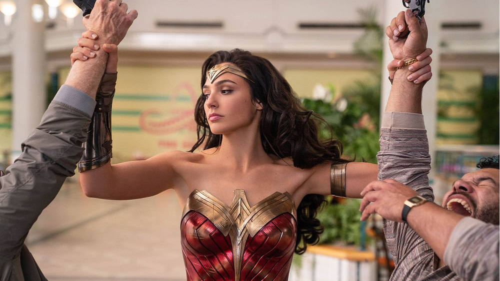 Wonder Woman disarms thieves in mall