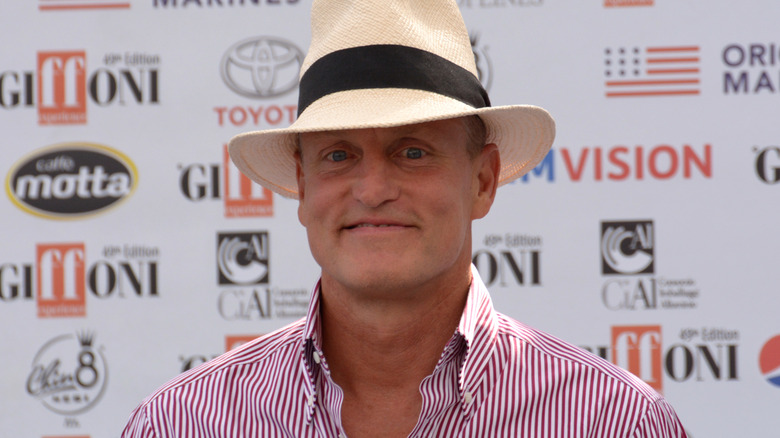 Woody Harrelson wearing a white hat