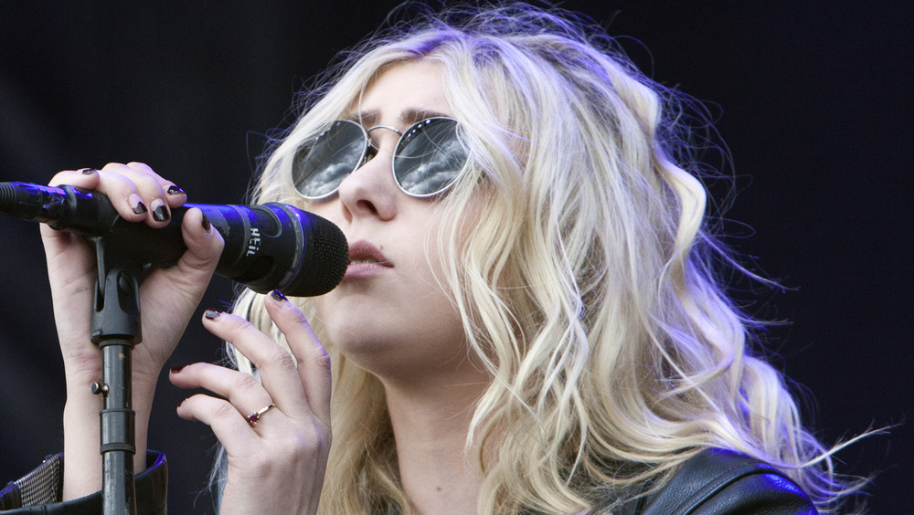 Taylor Momsen microphone