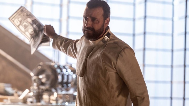 Zor-El holding a piece of paper in Supergirl