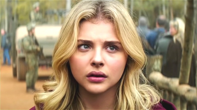 Cassie looking lost in The 5th Wave