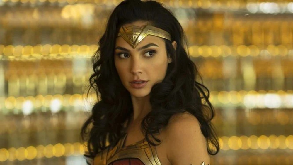 Wonder Woman (Gal Gadot) wears her headband in Wonder Woman 1984