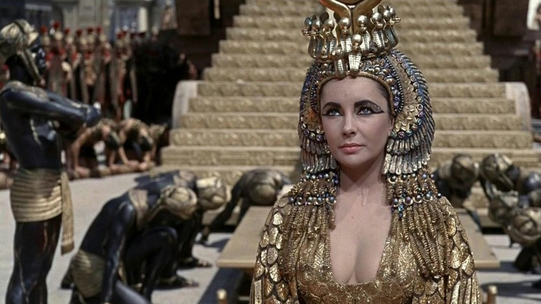 Cleopatra in front of her subjects in Cleopatra (1963)