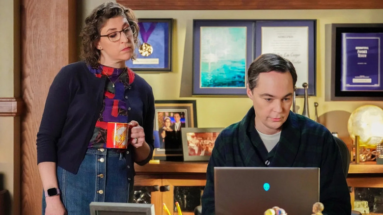 Amy watches Sheldon type in "Young Sheldon"