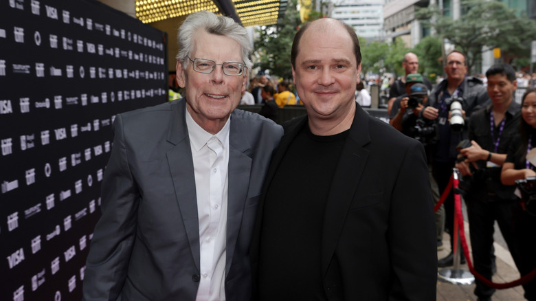 Stephen King and Mike Flanagan posing together
