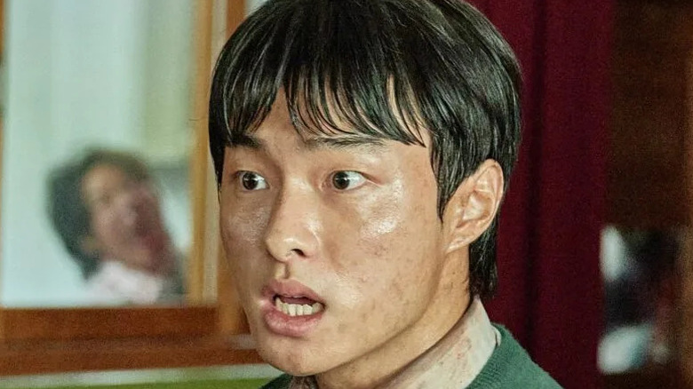 Yoon Chan-young fighting zombies