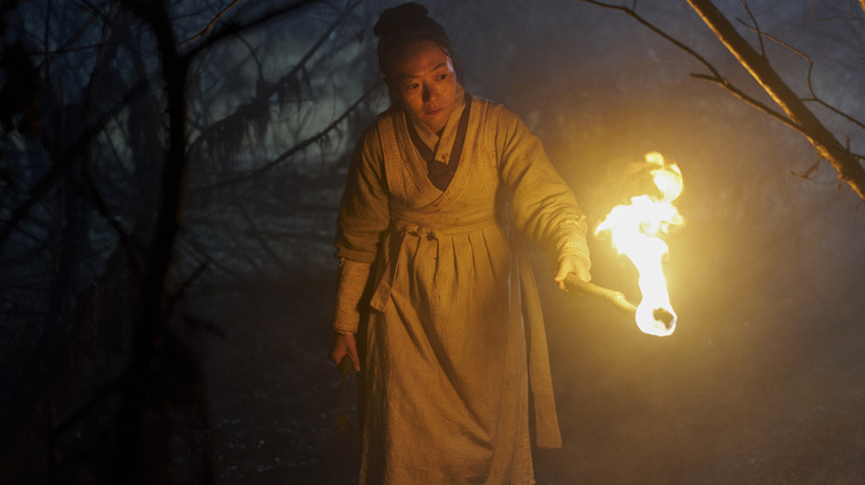 Seo-bi holding a torch on Kingdom