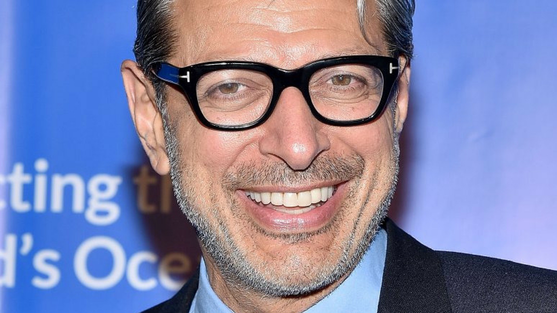jeff goldblum holding dinosaur